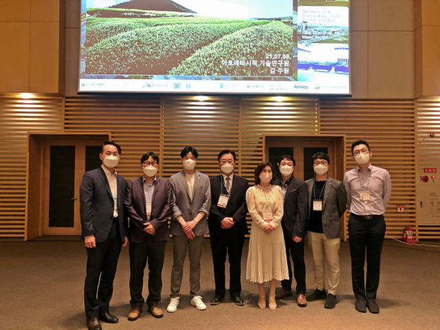 지난 8일 한국식품과학회 국제학술대회 아모레퍼시픽 산학심포지엄에 참석한 각계 전문가들이 기념촬영을 하고 있다. 사진=아모레퍼시픽 제공