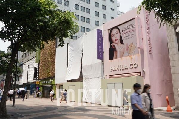 명동 상권에서 폐점하거나 잠정 휴업 상태에 돌입한 뷰티 로드숍들 [사진=온라인 슬롯]