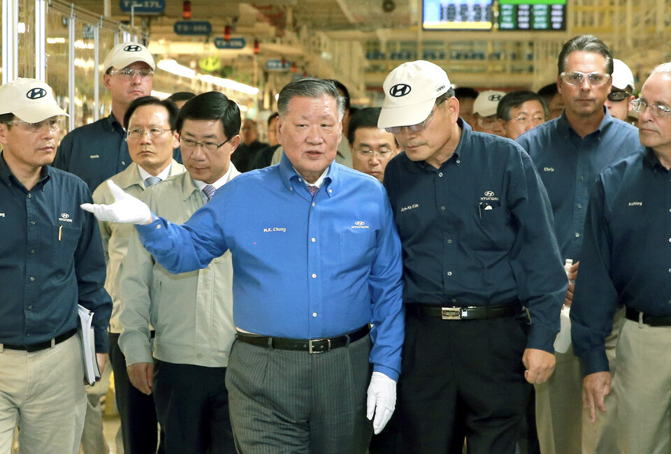 현대자동차그룹은 정몽구 명예슬롯사이트 지니이 세계 자동차산업 최고 권위의 ‘자동차 명예의 전당(Automotive Hall of Fame)’에 헌액됐다고 밝혔다. 사진은 2014년 8월 현대차 앨라배마공장을 점검하는 모습. (사진=현대자동차그룹)