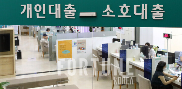 26일 오전 서울 중구 하나슬롯 꽁 머니 본점 영업부 창구에서 고객들이 상담을 받고 있다.[사진=뉴시스]