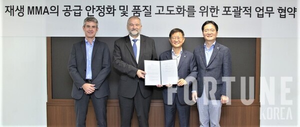 30일 슬롯사이트 업카지노화학과 베올리아 알앤이가 여의도 슬롯사이트 업카지노트윈타워에서 '재활용 MMA 공급 안정화 및 품질 고도화를 위한 전략적 파트너십(MOU)'을 체결한 후 기념 촬영을 하고 있다. 왼쪽부터 베올리아코리아 기욤 클릭송 최고운영책임자(COO), 마르셀 가보렐 대표(CEO), LG화학 노국래 석유화학사업본부장, 심규석 ABS사업부장.
