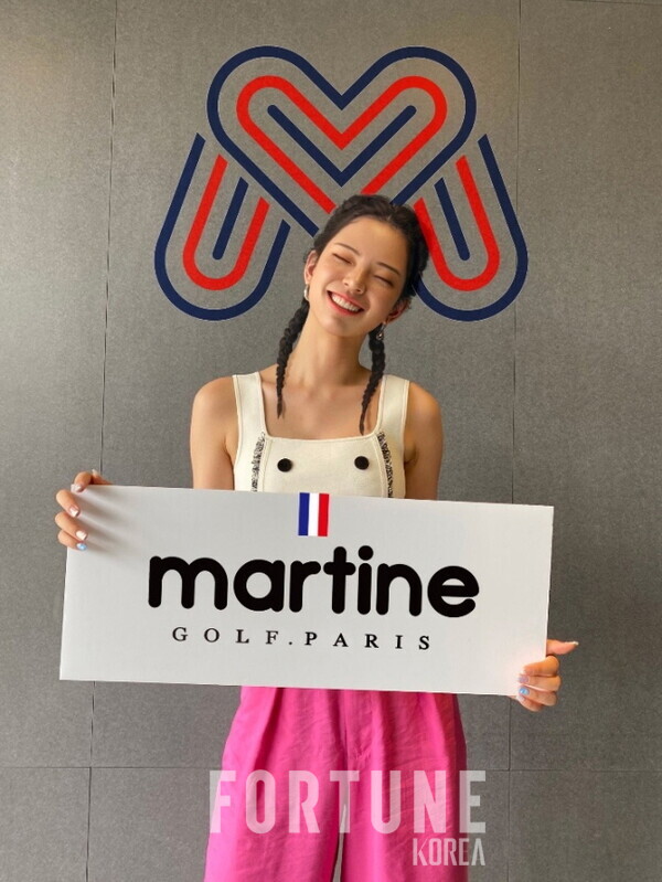 슬롯사이트에서 새롭게 선보인 '마틴골프'와 이를 홍보하는 버추얼 인플루언서 '오로지' [사진=슈페리어]