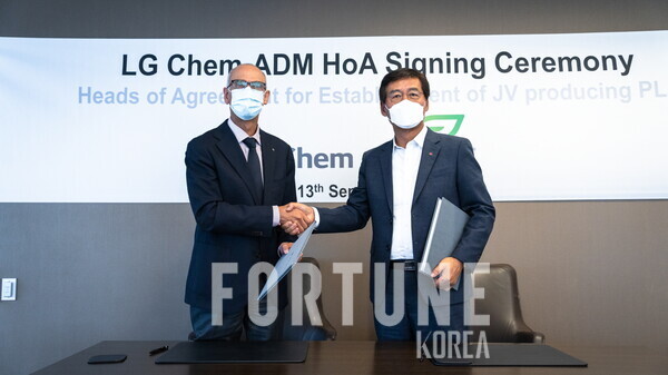 (왼쪽부터)ADM CEO 후안 루시아노 회장과 슬롯사이트 소닉 메이저화학 CEO 신학철 부회장이 합작법인 설립을 위한 주요조건합의서(HOA)를 체결한 뒤 기념촬영을 하고 있다.[사진=슬롯사이트 소닉 메이저화학]