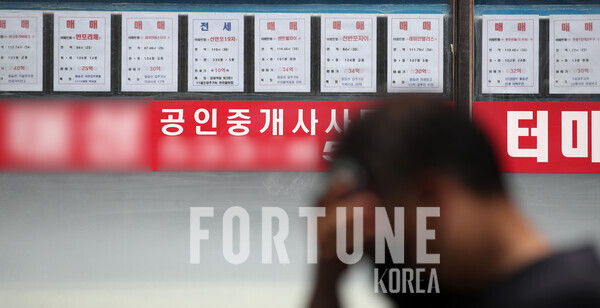 서울시내 한 개업공인중개사무소의 모습. 매매 게시글 사이 슬롯 무료 사이트 매물은 한개 뿐이다.[사진=뉴시스]