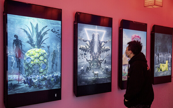 메타버스의 시작지난 3월 베이징에서 블록체인 아트의 첫 박물관 전시로 진행된 행사에서 한 관람객이 비플의 디지털 예술 작품들을 감상하고 있다. [사진=포춘]