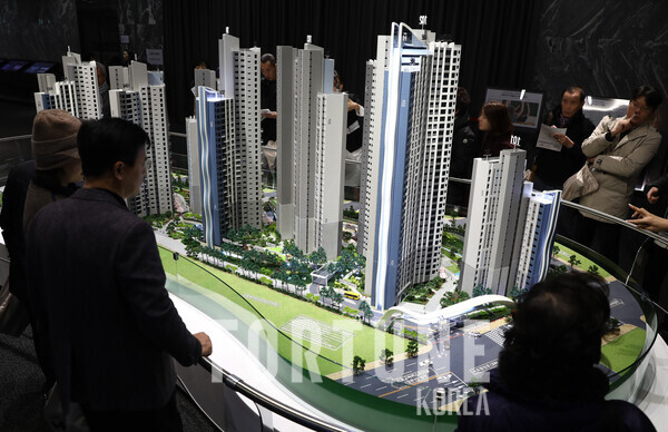 한 슬롯사이트 모델하우스에서 수요자들이 단지 모형을 둘러보고 있다.[사진=뉴시스]