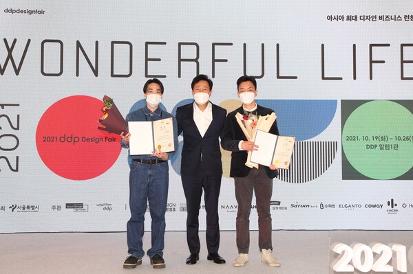 오세훈 슬롯사이트장이 'DDP베스트디자인어워드' 수상자들과 기념사진을 찍고 있다. [사진제공=서울디자인재단]