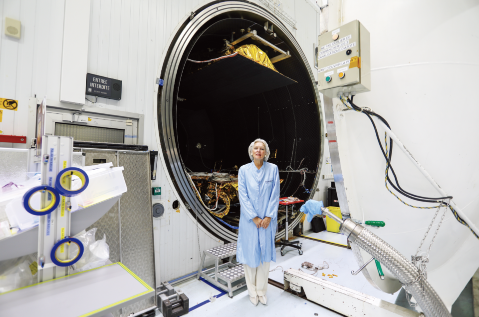 우주항공 산업의 여성 브레인투자자이자 업계 선구자인 캔디스 존슨이 우주를 모방한 혹독한 조건 속에서 인공위성을 시험하도록 설계된 연구실 앞에 서 있다. [OPENING SPREAD: COURTESY OF THALES ALENIA SPACE].