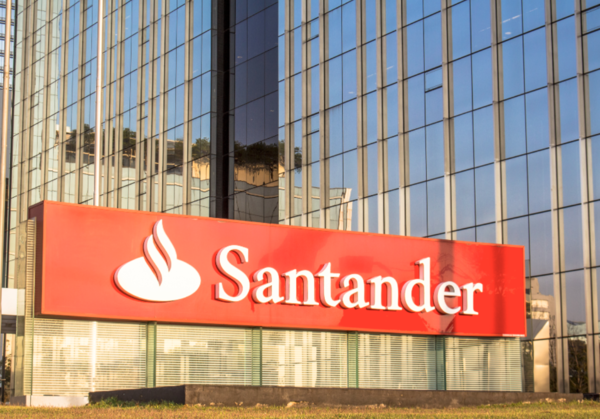 브라질 상파울루 남쪽 지역에 있는 산탄데르 은행 건물의 외관. 