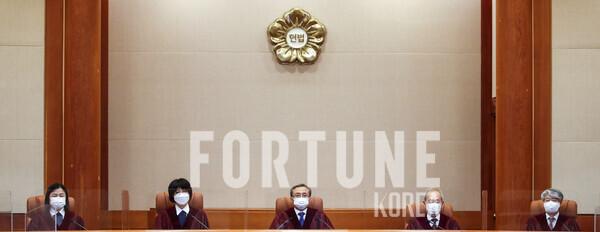 헌법재판관들이 25일 오후 서울 종로구 헌법재판소에서 11월 심판사건 선고를 열기위해 자리에 앉아 있다.[사진=뉴시스]