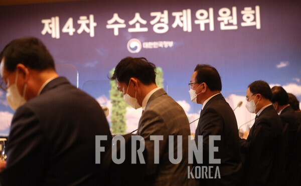 지난 26일 열린 제 4차 슬롯사이트 추천경제위원회의 모습.[사진=뉴시스]