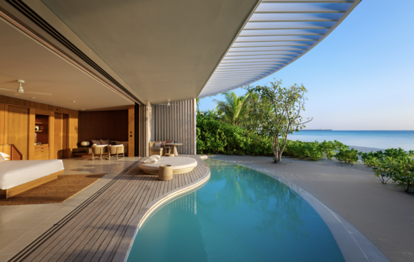 집처럼 아늑한 섬 - 해변 수영장을 갖춘 리츠-칼튼의 빌라들은 모두 인도양을 한눈에 볼 수 있는 해안 접근성을 제공한다. [courtesy of The Ritz-Carlton Maldives, Fari Islands]