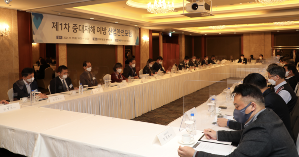 경총 주최로 지난해 11월 열린 ‘제1차 중대재해 예방 산업안전 포럼’에서 참석자들이 토론하고 있다. [출처=경총]