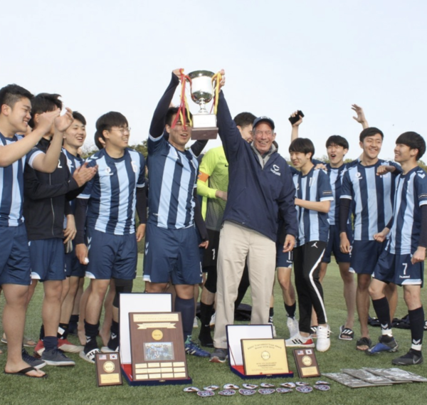 테드 힐(사진 가운데) 총괄 교장이 지난 2019년 KAIAC컵 축구대회에서 우승한 슬롯사이트 추천 국제학교 남자 축구팀을 축하하고 있다.