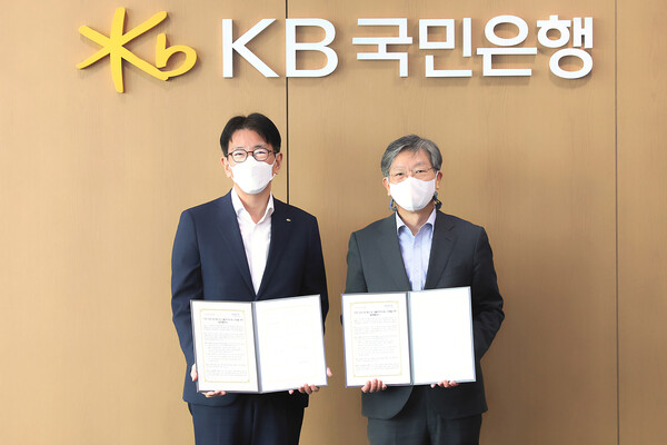 이재근 슬롯사이트국민은행장(왼쪽)과 유정열 KOTRA 사장. [사진=슬롯사이트국민은행]