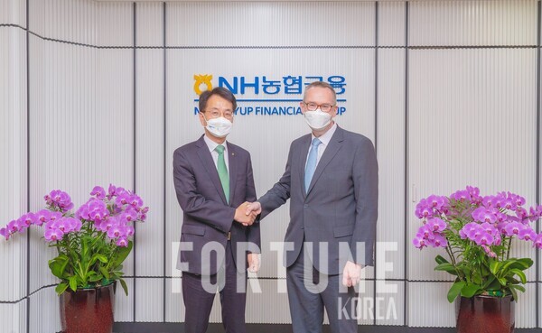 손병환 농협슬롯사이트 업카지노지주 회장(왼쪽)과 콜린 크룩스 주한영국대사(오른쪽). [사진=농협슬롯사이트 업카지노]