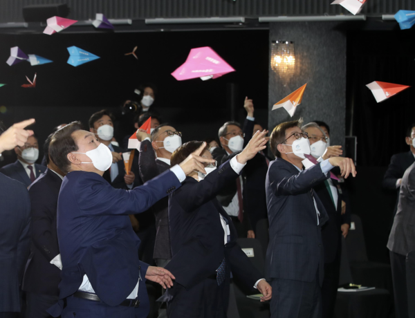 윤석열 (앞줄 왼쪽) 대통령이 당선인 신분으로 지난 4월 참석한 ‘2030부산 세계박람회 유치기원 대회’에서 기업인들과 유치를 기원하는 종이비행기를 날리고 있다.[뉴시스]