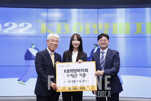 슬롯사이트손해보험 대표이사 김기환 사장(왼쪽)과 2022년 크라운멤버 대상 수상자 내게주는선물㈜ 대리점 장태훈 대표(오른쪽) 및 임직원 최다 기부왕 평택지역단 임은진 주임(가운데) [사진=슬롯사이트손해보험]