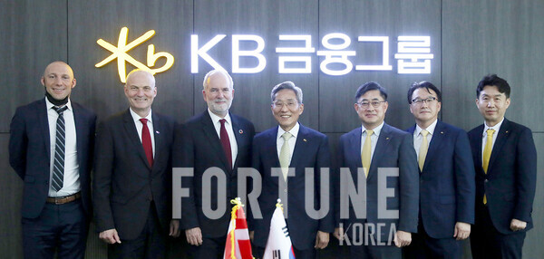 (왼쪽부터) 마이클 글드브랜첸 덴마크 에너지부 자문역, 바이르 아이너 옌센 주한 덴마크 대사, 토마스 앙커 크리스텐센 덴마크 기후대사, 윤종규 KB무료 슬롯 사이트그룹 회장, 우상현 KB무료 슬롯 사이트지주 CIB총괄 부행장, 장재철 KB국민은행 자본시장그룹 본부장, 박찬영 KB무료 슬롯 사이트지주 ESG전략부장. [사진=KB무료 슬롯 사이트]