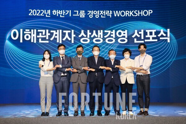 (왼쪽부터) MZ직원, HRM 안성찬 대표, IMM PE 김영호 대표, 우리슬롯사이트사이트그룹 손태승 회장, 우리은행 명사클럽 홍종식 회장, 소상공인연합회 오세희 회장, MZ직원. [사진=우리슬롯사이트사이트]