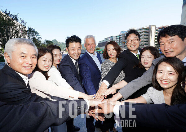 빌 윈터스 회장(왼쪽 다섯 번째)과 박종복 슬롯사이트 업카지노제일은행장(맨 왼쪽) 및 광화문지점 직원들. [사진=슬롯사이트 업카지노제일은행]