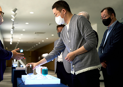 구광모 회장이 지난 6월 서울 마곡 서닉 카지노사이언스파크를 방문해 관계자로부터 차세대 배터리 소재에 대한 설명을 듣고 있다.