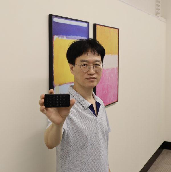 안재우 리보 대표가 시각올림푸스 슬롯사이트용 스마트보드 '리보'를 들고 포즈를 취하고 있다.
