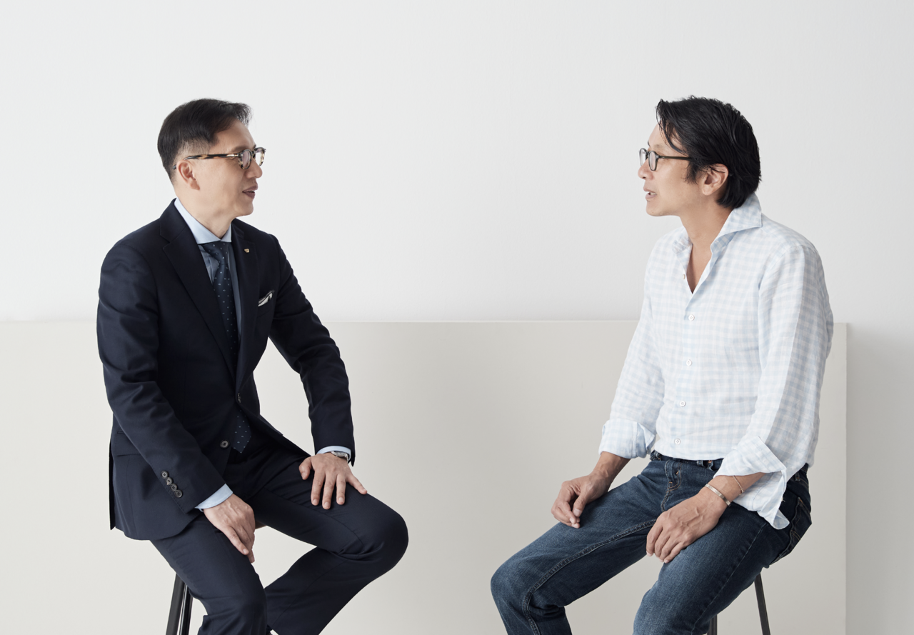 온라인카지노추천 신원 부사장(왼쪽)과 최영훈 프레임몬타나 대표가 촬영에 앞서 담소를 나누고 있다. (사진=강태훈) 