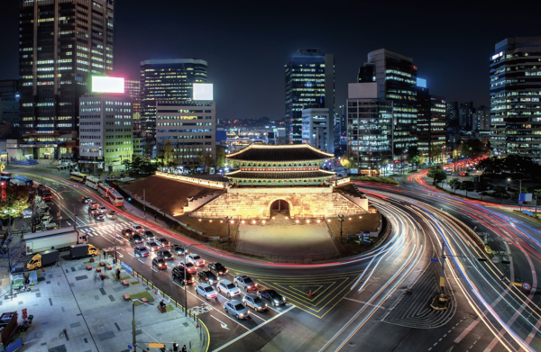 서울에 위치한 남대문과 고층 빌딩이 많은 밤 풍경.