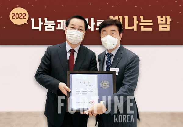 박근영 하나금융티아이 대표이사(오른쪽)와 유정복 무료 슬롯사이트시장. [사진=하나금융]