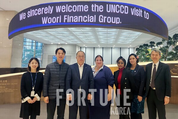 UNCCD 루이스 베이커(Louise Baker) 디렉터(오른쪽 4번째)와 우리슬롯 무료 사이트지주 ESG경영부 직원들(왼쪽 1,2,3번째). [사진=우리슬롯 무료 사이트]