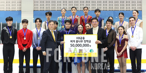 KB슬롯사이트 업카지노지주 브랜드총괄 김진영 전무(맨 앞줄 왼쪽)와 대한빙상경기연맹 김홍식 부회장(맨 앞줄 오른쪽). [사진=KB슬롯사이트 업카지노]