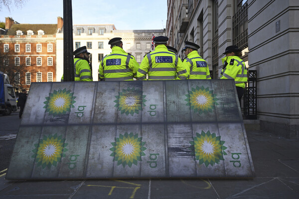 2020년 2월5일 당시 경찰들이 영국 런던의 BP 본사 주변을 지키고 있다.  100여명의 환경운동가들이 근처에서 가두행진했다. 이날은 버나드 루니 신임 CEO의 첫 출근날이었다. [사진=AP/뉴시스]
