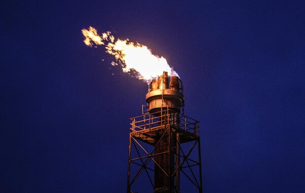 독일 북서부 겔젠키르헨에 위치한 BP의 석유정제시설에서 가스를 연소하고 있다. [사진=AP/뉴시스]