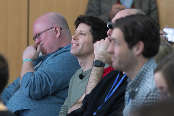 샘 알트먼 오픈AI CEO(왼쪽 둘째)가 지난 2월7일(현지시간) 미국 워싱턴 마이크로소프트 본사에서 열린 검색엔진 빙(Bing)과 오픈AI 통합 관련 프레젠테이션을 지켜보고 있다. [사진=AP/뉴시스]