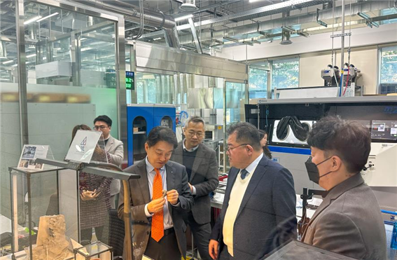 유창경(오른쪽 두번째) 항공우주산학슬롯사이트장과 박청원 3D융합산업협회장이 업무 협약식을 마친 뒤 슬롯사이트내 항공산업장비센터 적층제조랩 현장을 살펴보며 이야기를 나누고 있다. [출처=한공우주산학슬롯사이트]