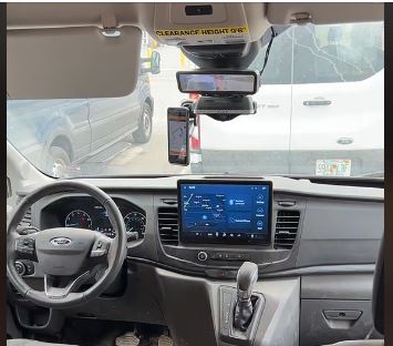 무료 슬롯사이트 배달 차량 내부 [사진=앰버기츠 틱톡 영상 캡처]