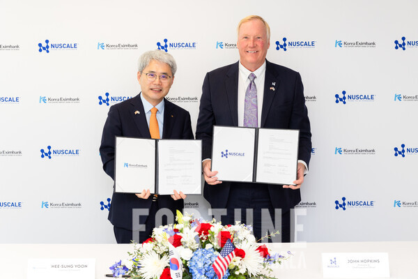 윤희성 수은 행장(왼쪽)과 존 홉킨스(John Hopkins) 바카라파워 CEO. [사진=수출입은행]