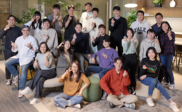 오우석 대표는 인터뷰 전 임직원들과 회사 방향에 대한 생각을 공유하고, 의견을 모았다. 그가 슬롯 사이트시장에서 젊은 개발진과 함께 콘텐츠를 만든 경험은 이번 인터뷰에서도 묻어났다. [사진=김대욱]