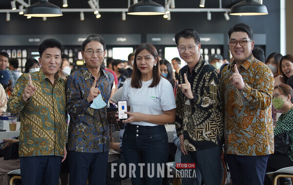 함영주 하나슬롯사이트그룹 회장(왼쪽에서 첫 번째), 박종진 인도네시아 하나은행장(왼쪽에서 두 번째), 이승엽 삼성전자 인도네시아 법인장(왼쪽에서 네 번째), 이은형 하나슬롯사이트그룹 부회장(왼쪽에서 다섯 번째) 및 현지 직원들. [사진=하나슬롯사이트]