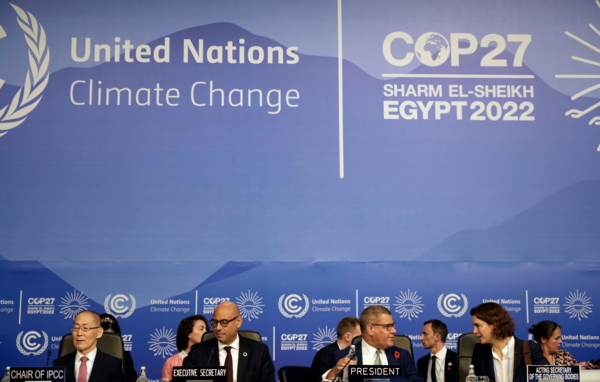 2022년 11월 이집트에서 열린 제27차 유엔기후변화협약 당사국총회(COP27)에서 이회성 IPCC 의장(왼쪽 첫째) 등 대표단이 발언하고 있다. [사진=AP/뉴시스]