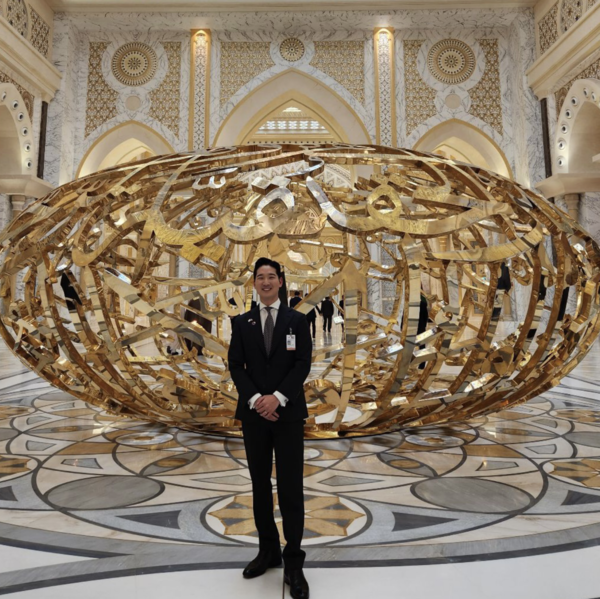 이웅희 대표가 UAE 대통령궁 ‘카사르 알 와탄’에서 기념 촬영하고 있다. [사진=H2O]