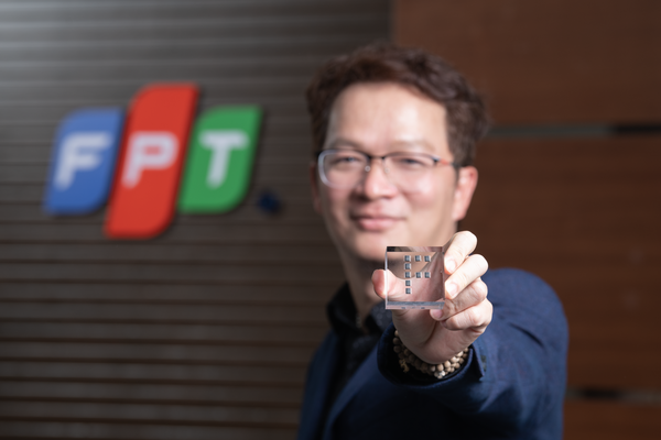 슬롯사이트 꽁머니 최대 IT기업 FPT Corporation의 자회사 FPT IS(Inforamtion System)의 뜨란 당 호아(Tran Dang Hoa) 의장이 자사에서 설계한 반도체 칩을 소개하고 있다. 생산은 한국 기업이 맡고 있다.