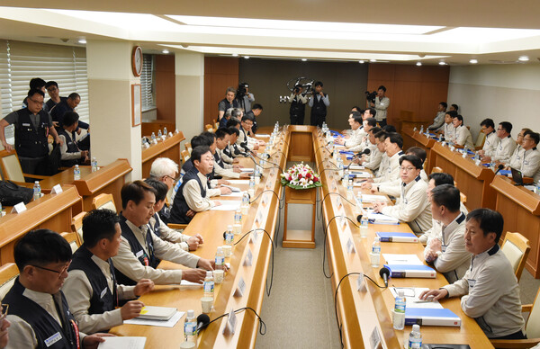 슬롯사이트 추천 노사가 지난 13일 올 임단협을 앞두고 상견례를 하고 있다. {사진=뉴시스}