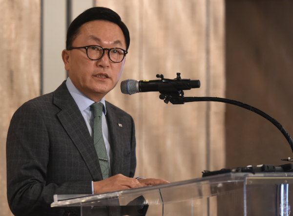 박현주 회장이 2015년 12월 서울 종로구 포시즌호텔에서 열린 기자간담회에서 미래에셋금융 그룹의 운영 계획에 대해 설명하고 있다.
