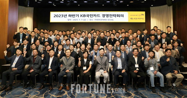 이창권 사장과 임원들. [사진=슬롯사이트 소닉 메이저국민카드]