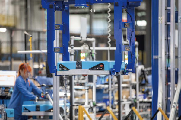 미국 매사추세츠주 웨스트버러에 위치한 아마존의 로봇제조시설 Amazon Robotics BOS27에서 자율주행로봇을 생산하고 있다. [사진=AP/뉴시스]