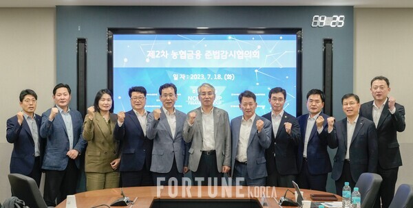 이석준 NH농협슬롯사이트사이트지주회장(왼쪽에서 여섯 번째)과 계열사 준법감시인들. [사진=NH농협슬롯사이트사이트]
