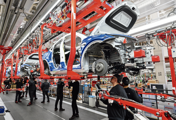 독일 그륀하이데에 있는 테슬라의 기가 베를린 공장에서 직원들이 전기차를 조립하고 있다. 이 공장의 1만 1000명의 직원들은 올해 25만 대의 모델 Y SUV를 생산하기 위해 박차를 가하고 있다.