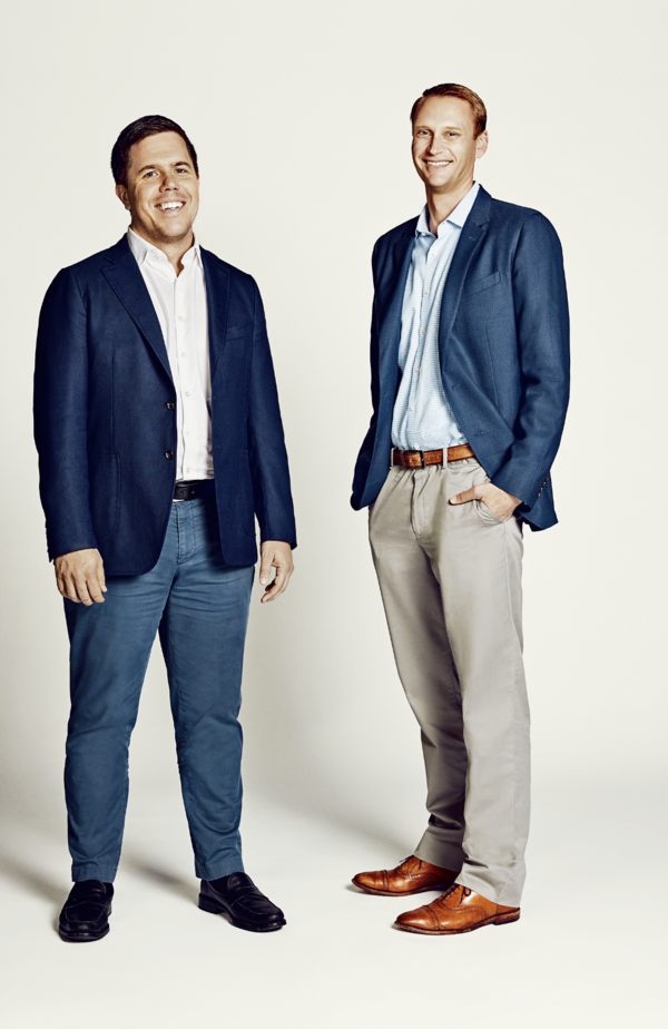 시그니파이의 카일 암브레스터(왼쪽)와 오크 스트리트의 마이크 피코즈 CEO는 메디케어에 초점을 맞춘 의료 사업을 구축했다. 최근 CVS가 이 두 기업을 인수했다.